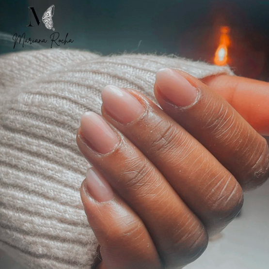 Manicure natural com brilho discreto e cutículas tratadas em Canedo